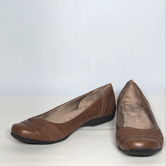 NEW Life Stride Womens Leather Dig Flat Sz 9 brown - Picture 1 of 4
